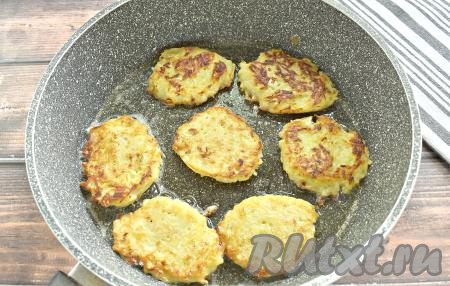 Драники из картошки и капусты жарим на среднем огне, приблизительно, по 4 минуты с каждой стороны (до подрумянивания с двух сторон). Готовые драники со сковороды желательно вначале выкладывать на бумажные полотенца, чтобы удалить излишки жира, а уже затем перекладывать на тарелку для подачи. Всего у меня вышло 12 картофельно-капустных драников.