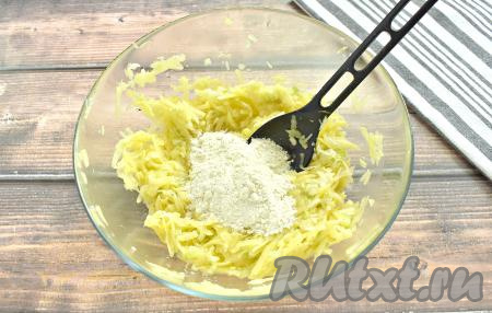 В получившуюся картофельно-капустную массу всыпаем 2 столовых ложки муки.