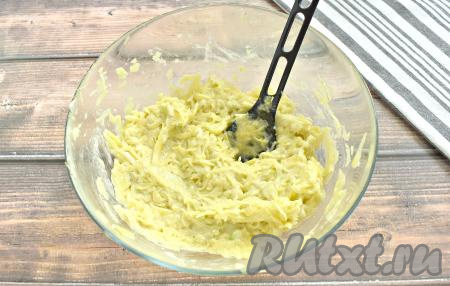 Перемешиваем до получения вязкого теста. При необходимости, добавьте ещё немного муки.