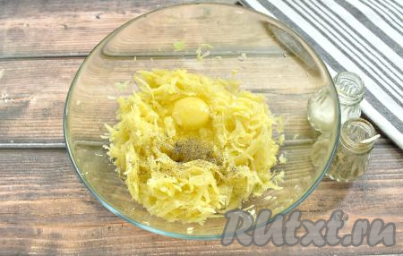 В миску с овощами разбиваем сырое яйцо, по вкусу перчим и солим (помним, что соль мы добавляли к капусте).