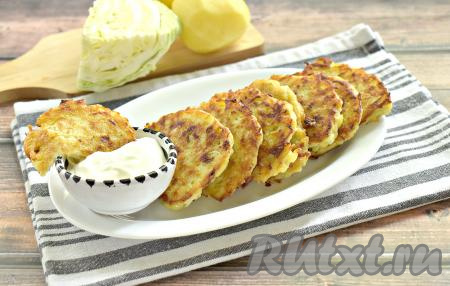 Мягкие, вкусные, сытные картофельные драники, приготовленные с капустой, сразу подаём к столу, дополнив сметаной или любимым соусом.