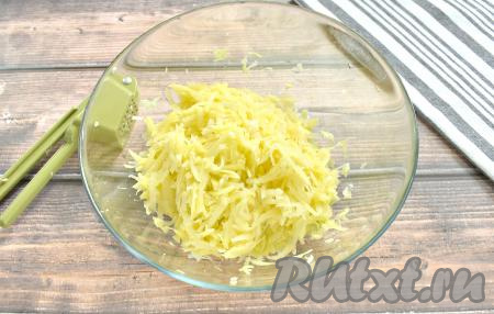 Очищенную картошку натираем на мелкой тёрке в отдельную миску, затем хорошо отжимаем руками картофельный сок. Картофельную массу, отжатую от сока, перекладываем в миску с капустой. Сюда же добавляем очищенные и пропущенные через пресс (или натёртые на мелкой тёрке) зубчики чеснока. Можно добавить ещё натёртый (или мелко нарезанный лук), но я не добавляла.