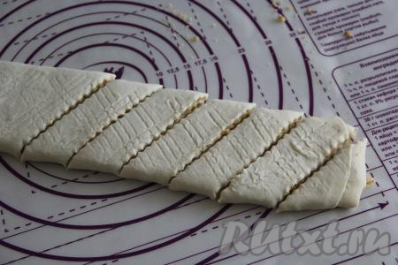 С помощью рифлёного ножа нарезать тесто на полоски шириной, примерно, 4 сантиметра.&nbsp;
