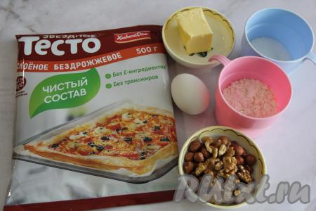 Подготовить продукты для приготовления гаты. Слоёное бездрожжевое тесто нужно заранее достать из морозилки, чтобы оно разморозилось при комнатной температуре и стало достаточно мягким.