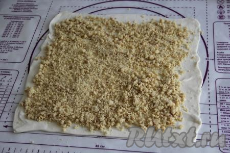 Выложить крошку на тесто и равномерно распределить, немножко отступив от краёв.