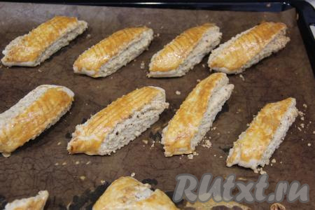 Выпекать гату, примерно, 30 минут (до золотистого цвета). Печенье "раскроется" и станет очень слоистым.