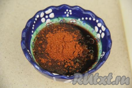 Для приготовления маринада соединить соевый соус, растительное масло, паприку и пропущенный через пресс зубчик чеснока, хорошо перемешать.