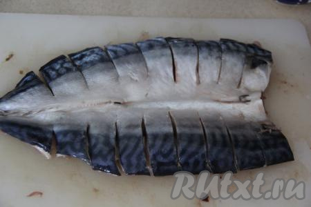 Скумбрию промыть водой, разрезать по хребту со стороны спины (то есть разрезаем не как обычно со стороны брюшка, а именно со стороны спинки). Достать внутренности и основную кость. Удалить мелкие косточки. Сделать по двум сторонам филе разрезы шириной, примерно, 2 сантиметра (как на фото).