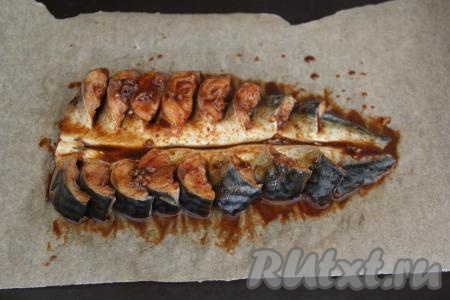 Смазать скумбрию маринадом и поставить в разогретую духовку.