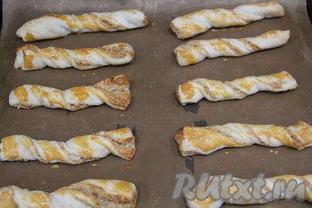 Выпекать слойки с орехами минут 20 (до золотистого цвета) при температуре 180 градусов.