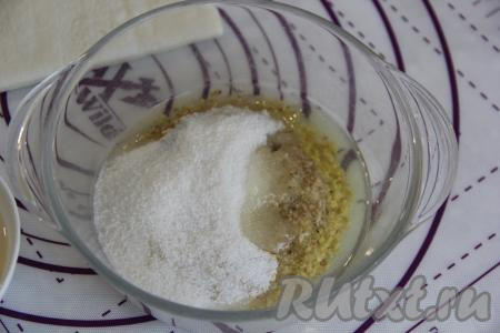 В смесь ореховой крошки и сахара влить яичный белок, перемешать начинку, при необходимости, можно влить 1 столовую ложку воды (или молока). Начинка должна получиться не сухой, тягучей и влажноватой.