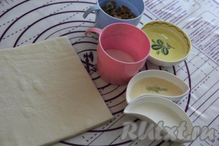 Предварительно разморозить слоёное тесто при комнатной температуре. Аккуратно разделить сырое яйцо на желток и белок.