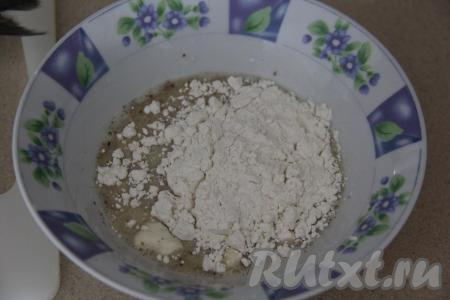 Затем всыпать муку и перемешать кляр до однородности.&nbsp;