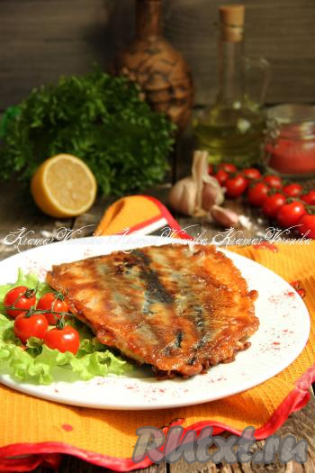 Готовое филе скумбрии, жареное в кляре, переложить со сковороды на бумажное полотенце. А затем выложить на тарелку и подать к столу. Рыбка получается очень сочной, вкусной и нежной, в качестве дополнения к ней можно подать свежие овощи или отварной картофель.