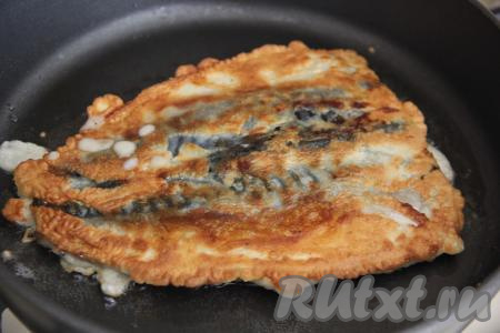 Жарить скумбрию с одной стороны минут 5 (до золотистости) на среднем огне, затем перевернуть и жарить с другой стороны ещё минут 5.&nbsp;