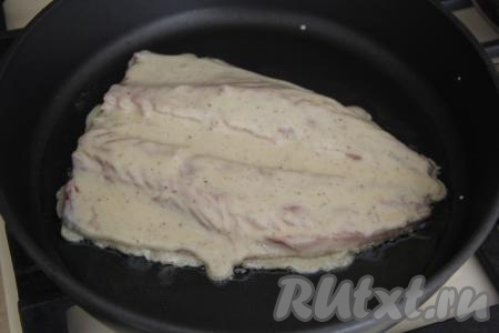 В сковороду влить масло и разогреть. Аккуратно выложить филе скумбрии в кляре в сковороду.&nbsp;