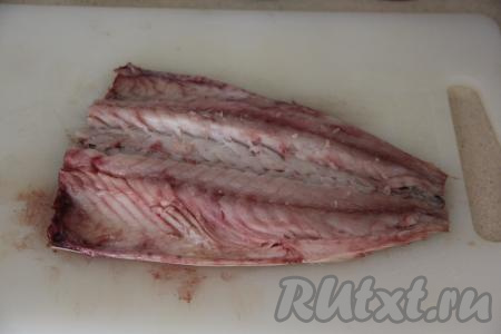 Скумбрию промыть под водой, удалить голову, хвост и внутренности. Разрезать скумбрию по брюшку, удалить основную кость и мелкие косточки, ещё раз промыть. Получившееся филе скумбрии обсушить бумажным полотенцем.&nbsp;