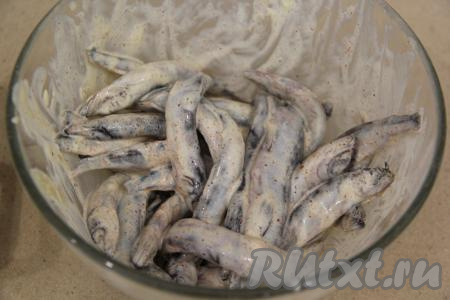 Перемешать мойву с приправой для рыбы, майонезом и соком лимона.