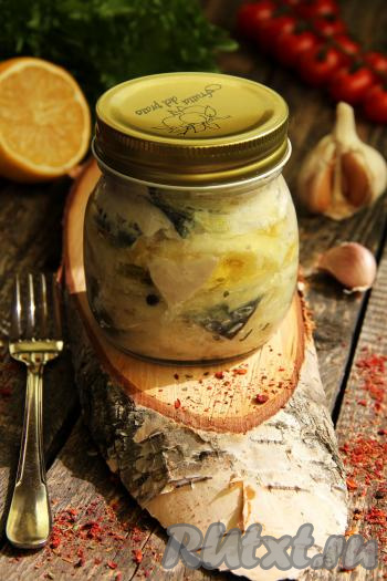 По прошествии суток вкусную, в меру солёную, пряную скумбрию, маринованную с маслом, луком и уксусом, можно будет подавать к столу в качестве дополнения к варёному картофелю или в качестве самостоятельной закуски.