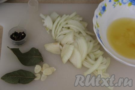 Нарезать полукольцами очищенную луковицу. 1-2 зубчика чеснока очистить, а затем нарезать их на тонкие пластинки.&nbsp;