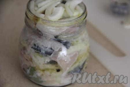 В банку выкладывать слоями лук, горошины перца, рыбу, чеснок, лавровый лист. Должно получиться несколько слоёв. Верхний слой у меня лук. Затем влить в банку маринад. Постарайтесь, чтобы маринад равномерно распределился в банке. Закрыть банку крышкой и оставить в холодильнике на сутки.&nbsp;