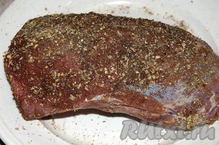 Кусок мяса обвалять в этих специях.