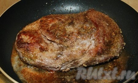 Обжарить кусок мяса на сливочном масле до румяной корочки.