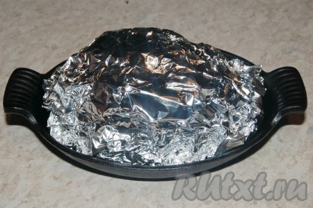 Закрыть фольгу, как следует, и отправить в духовку при температуре 180 градусов на 2 часа. Воды добавлять не нужно, мясо будет готовиться в собственном соку.