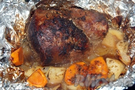 Через 2 часа достаем из духовки и открываем фольгу. Наша говядина духовая готова.