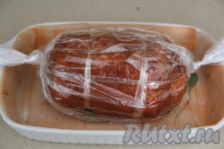 Выложить рулет в пакет для запекания и добавить лавровый лист. Завязать пакет с двух сторон. Выложить рулет в жаропрочную форму и сделать несколько проколов сверху пакета с помощью зубочистки.