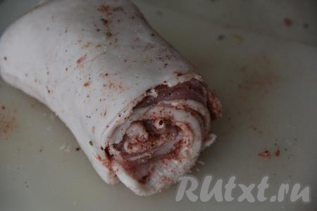 Получилось два длинных пласта. Свернуть один пласт сала в достаточно тугой рулет. Затем вокруг рулета из первого пласта сала нужно обернуть второй пласт сала. В результате у нас получится 1 плотный рулет из двух пластов сала.