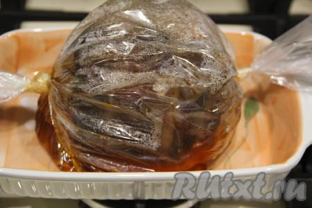 Поставить форму с рулетом из сала в рукаве в разогретую духовку и запекать часа 1,5 при температуре 180 градусов.