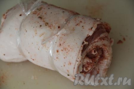 Чтобы наш рулет не развернулся, его нужно перевязать в нескольких местах шпагатом или ленточками от пакета для запекания. Ленты можно самостоятельно нарезать из пакета для запекания.