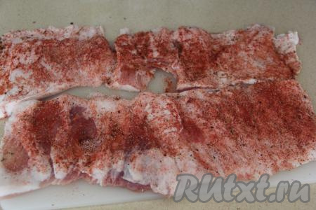 Присыпать пласты сала специями для мяса, сушёным чесноком и солью. Хорошо втереть специи и соль в сало.