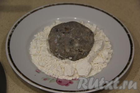 Из фарша сформировать котлеты любой формы (я сформировала 13 штук) и обвалять их со всех сторон в муке (или в панировочных сухарях).