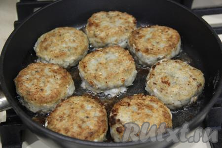 Жарить рыбные котлетки на среднем огне с двух сторон до золотистого цвета.