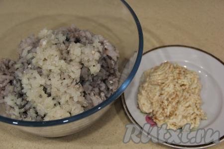 Белый хлеб отжать от лишнего молока и тоже пропустить через мясорубку.