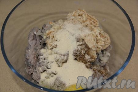 Добавить яйцо и манку.&nbsp;