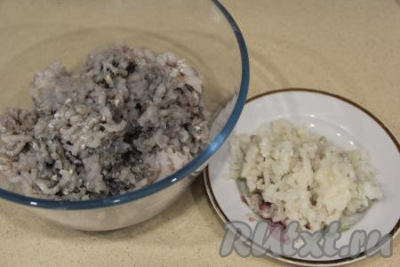 Пропустить филе наваги и луковицу через мясорубку. 