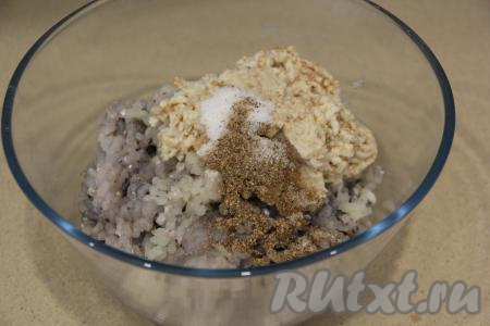 Соединить в глубокой миске рыбный фарш, перекрученные батон и лук, добавить соль и специи по вкусу.