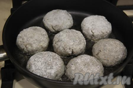 В сковороду влить масло и разогреть. Выложить котлеты из наваги в сковороду.
