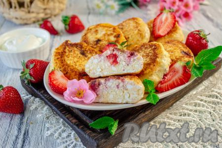 А вот как выглядят сырники с клубникой в разрезе.