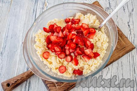 Клубнику в творожную массу нужно добавлять непосредственно перед жаркой сырников. Свежую клубнику выбирайте плотную, без повреждений, вымойте её, обсушите, нарежьте на кусочки и добавьте в творожную массу. Если будете готовить с замороженной клубникой, то её следует разморозить, но не до конца, чтобы она оставалась слегка подмороженной и сохранила форму, затем нарезать на кусочки, обвалять в небольшом количестве крахмала или муки и добавить в творожную массу.