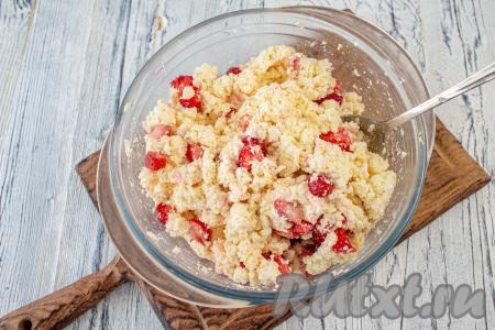 Аккуратно, стараясь не мять кусочки ягод, перемешайте клубнику с творожной массой.