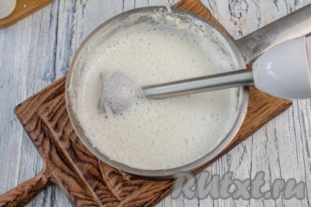 Когда капуста станет мягкой и будет легко прокалываться вилкой, пробейте её вместе с молоком в однородный соус погружным блендером.