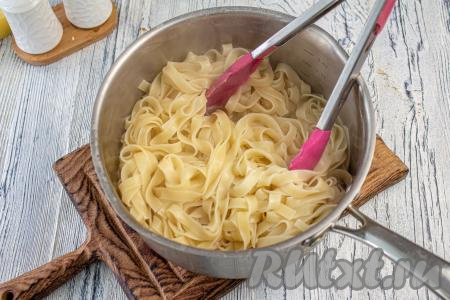 К моменту приготовления соуса, сварите макароны или пасту, как указано на упаковке.