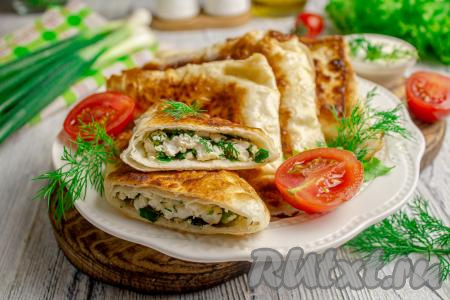 Аппетитные, вкусные треугольники из лаваша с сочной начинкой из творога и зелени подавайте горячими, хотя и в холодном виде они очень хороши!