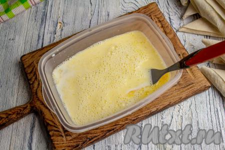 В подходящей посуде смешайте 1 куриное яйцо и молоко, присолите слегка.&nbsp;