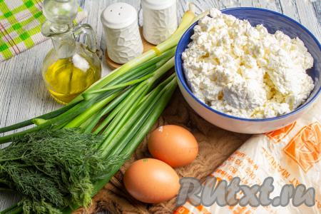 Подготовьте необходимые ингредиенты для приготовления треугольников из лаваша с творогом и зеленью на сковороде. Зелень (у меня - укроп и зелёный лук) вымойте, лишнюю воду стряхните.