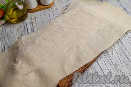 Лаваш нарежьте ножницами на длинные полоски. У меня получилось 10 полосок лаваша.